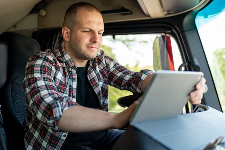 Homme Tablette Camion - Informatique embarquée