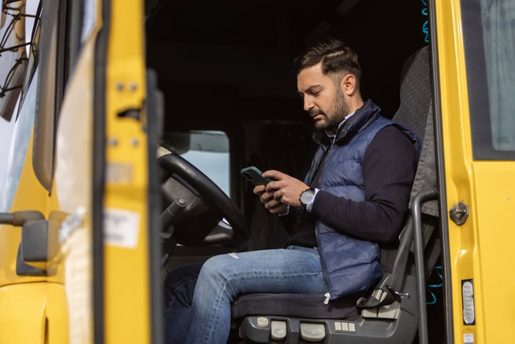 Homme sur Smartphone Camion - Informatique Embarquée