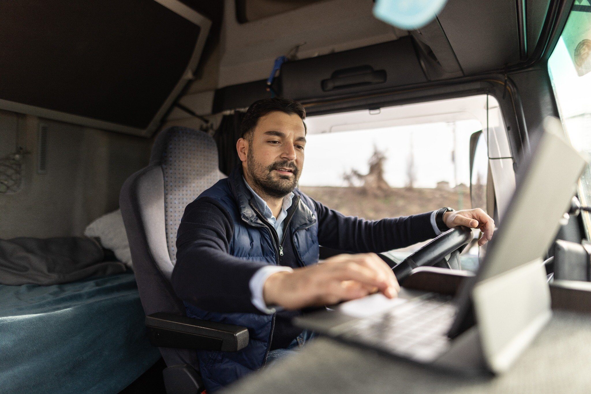 Homme Tablette Camion - Informatique embarquée